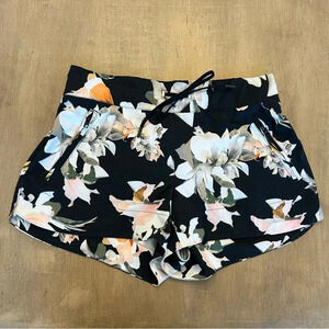 Athleta Hudson Printed Paper Flowers Shorties Size 6 with 3” inseam